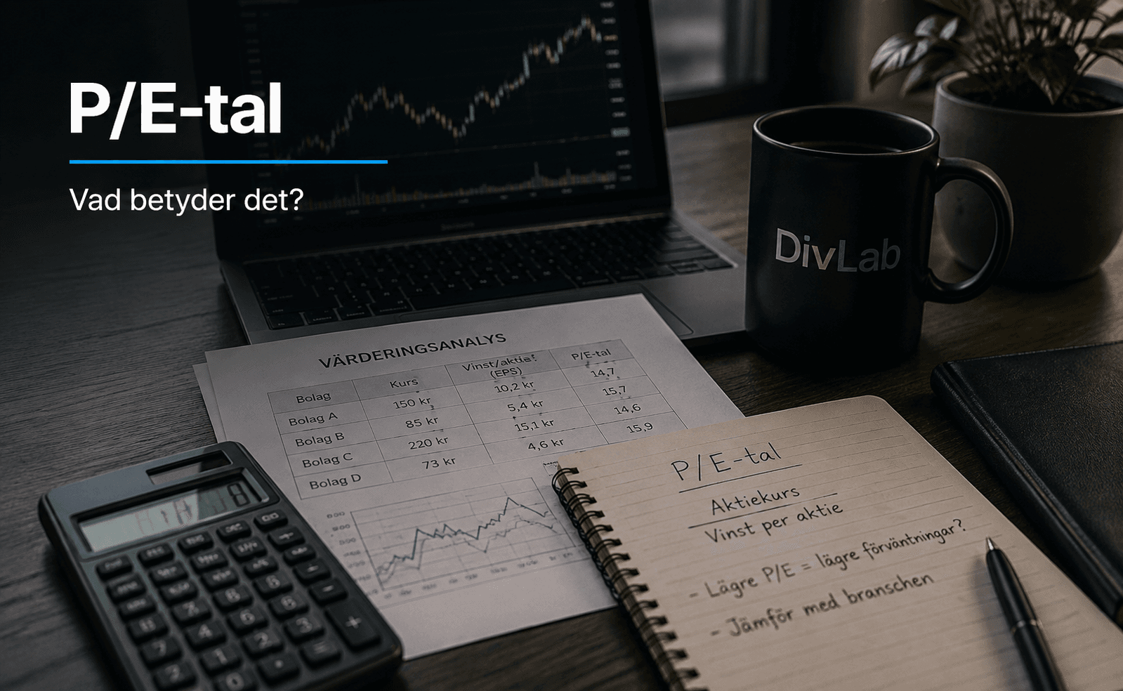 Finansiellt skrivbord med börsgraf, värderingsanalys, anteckningar och DivLab-mugg som illustrerar P/E-tal.