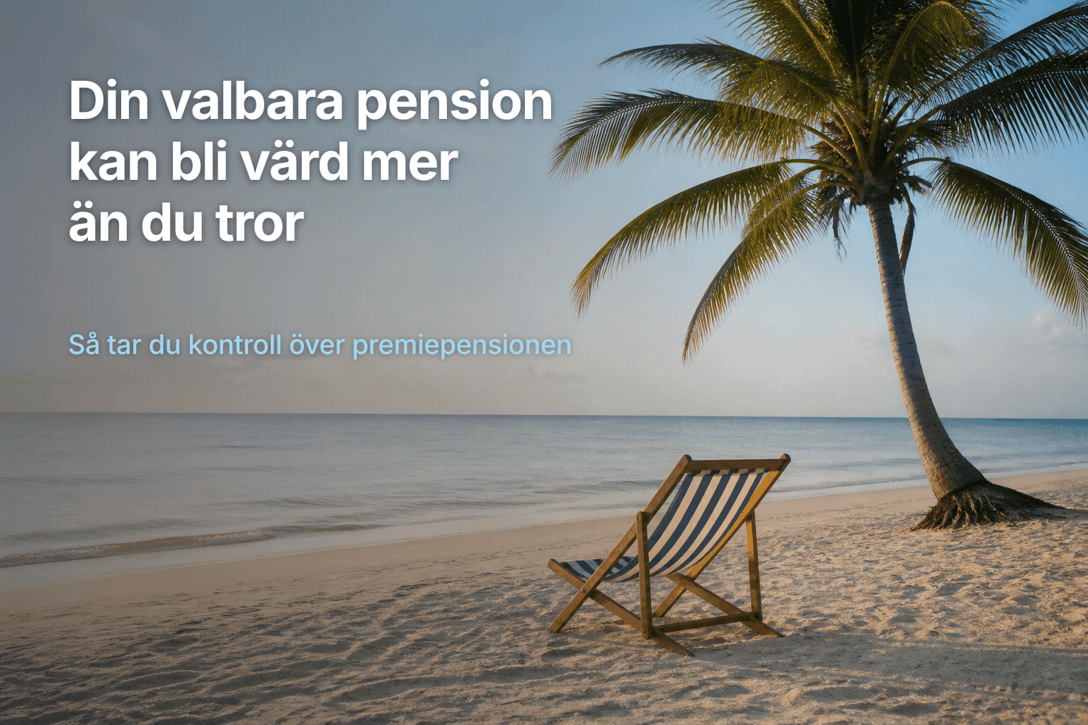 En ensam randig solstol bredvid en palm på en lugn strand, som symboliserar pension och långsiktigt sparande.